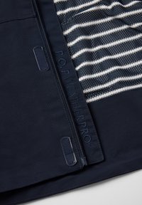 Marinejacket met een rits, een textuurstof en een interieur met een gestreept patroon. Inclusief "P.O.P WEATHERPRO®" branding.