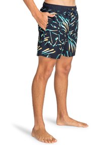 Costume da bagno di colore blu navy con un motivo astratto colorato che presenta accenti gialli e turchesi. Realizzato in tessuto leggero con vita elasticizzata.