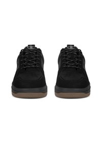Scarpe sportive nere in camoscio e rete, con lacci rotondi, colletto imbottito e suola in gomma con accenti marroni testurizzati.