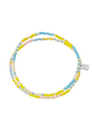 Bracelet style wrap avec petites perles jaunes, bleues, roses et nacrées et un charm en argent gravé d'un symbole de feuille.