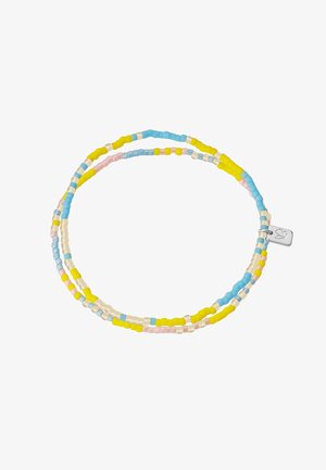 Bracelet style wrap avec petites perles jaunes, bleues, roses et nacrées et un charm en argent gravé d'un symbole de feuille.