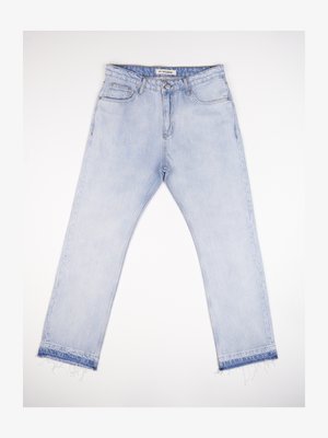 Jean en denim bleu clair avec une coupe droite, taille haute, cinq poches et ourlets effilochés aux chevilles.