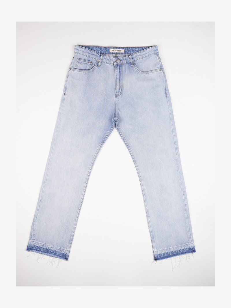 Világoskék farmernadrág egyenes szabásban, magas derekú, öt zsebbel és elszíneződött szegélyekkel a bokáknál.