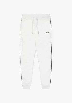 Pantalones deportivos gris claro hechos de material suave. Presentan rayas laterales negras, cintura elástica con cordón y detalle del logo en el muslo izquierdo.