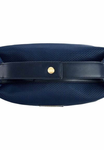 Marineblauw nettenzak met een soepele leren schouderband, voorzien van een gouden knoopsluiting en een gestructureerde vorm. Matte textuur met subtiele perforaties.