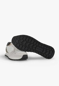 Zapatillas de correr gris claro con parte superior de ante, suela exterior de goma negra, dibujo texturizado en la suela yDetalles en naranja en los lados.