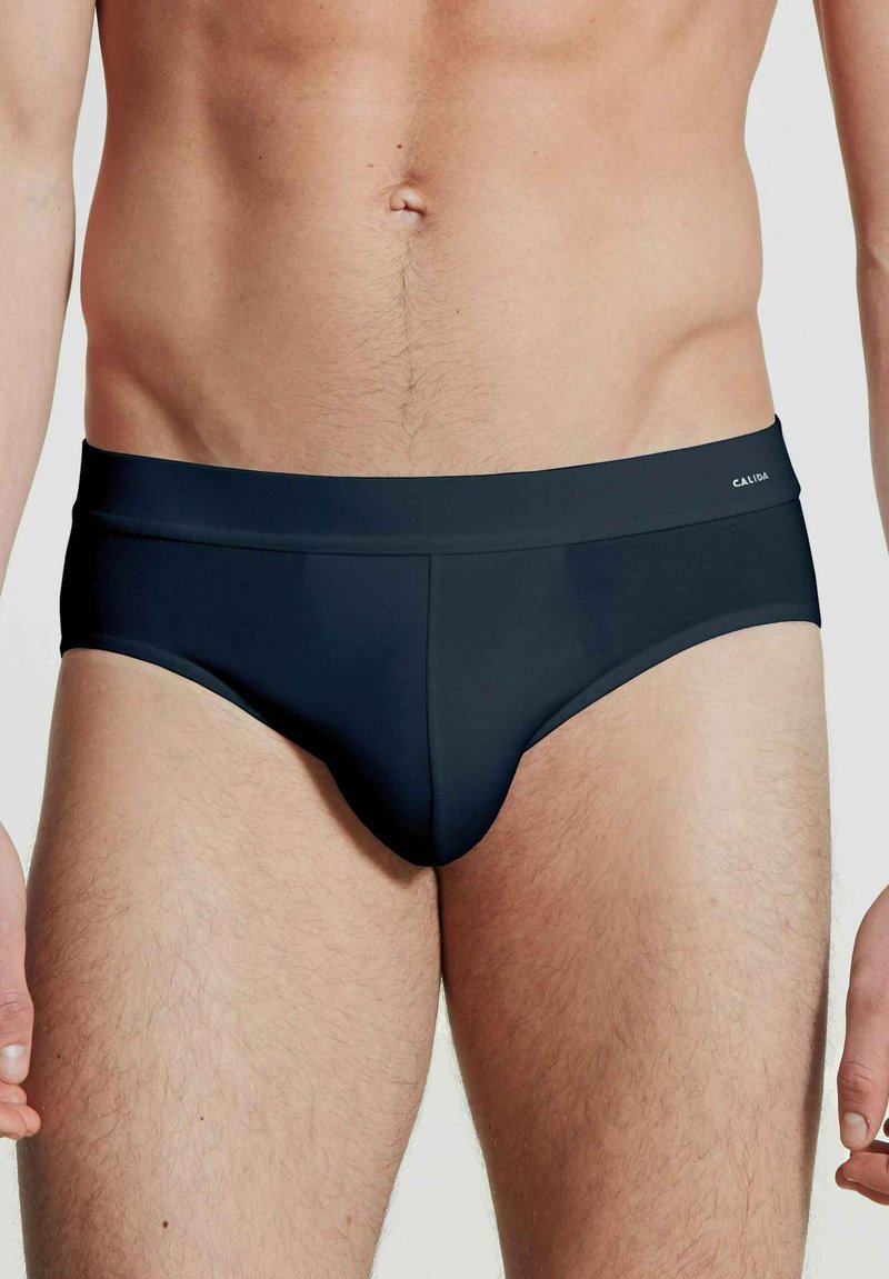 Herren Schwimmbrief in dunklem Marineblau, aus glattem, dehnbarem Material. Verfügt über einen breiten Bund mit dezentem Logo und einem streamlined Design.