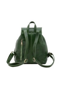 Zaino verde in pelle con design strutturato, spallacci regolabili, tasca frontale con zip e superficie liscia. Inclusi manici superiori rinforzati.