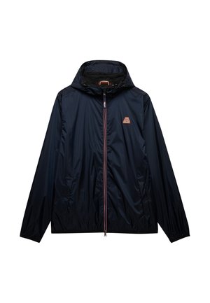 Marineblå letvægts hættejakke med forlynlås, to sidelommer, elastiske manchetter og et lille rødt og hvidt logo på brystet.