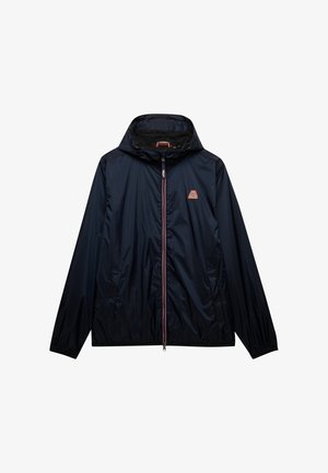 Marineblå letvægts hættejakke med forlynlås, to sidelommer, elastiske manchetter og et lille rødt og hvidt logo på brystet.