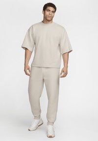 Nike Sportswear TECH FLEECE - Pamata T-krekls - lt orewood brn