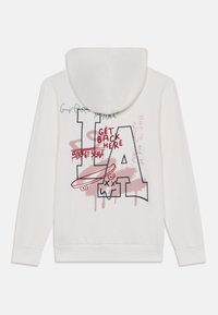 Felpa bianca con cappuccio caratterizzata da un design grafico multimediale con la scritta "LA," testo rosso, illustrazione di skateboard e schizzi di vernice astratti.