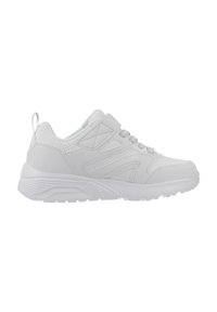 Zapatilla deportiva blanca hecha de material sintético con una superficie texturizada, diseño de cordones, cuello acolchado y suela de goma.