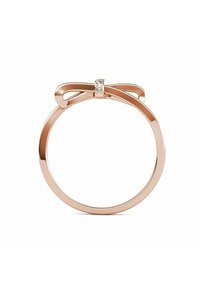 Roze gouden ring met een delicate strikontwerp en een heldere centrale steen. Gladde, gepolijste afwerking met een dunne band en eenvoudige accenten.