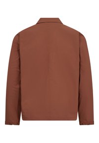 Chaqueta marrón ligera con cuello de camisa, mangas largas y puños abotonados. Textura suave y diseño minimalista sin hardware visible.