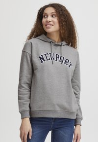 Felpa grigia realizzata in tessuto morbido, con la scritta "NEWPORT" in bold di colore blu navy sul petto, dotata di tasca a marsupio e coulisse regolabili.