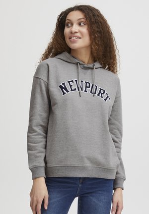 Felpa grigia realizzata in tessuto morbido, con la scritta "NEWPORT" in bold di colore blu navy sul petto, dotata di tasca a marsupio e coulisse regolabili.