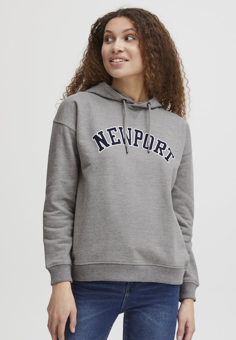 Šedá mikina z měkkého materiálu, na hrudi s výrazným námořnickým písmem "NEWPORT", s klokánkovou kapsou a nastavitelnými šňůrkami.