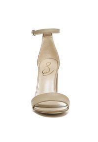 Beige hoge hak sandaal met een enkelbandje, open teen, glad leren afwerking en een ronde teen voorkant. Platte zool voor stabiliteit.