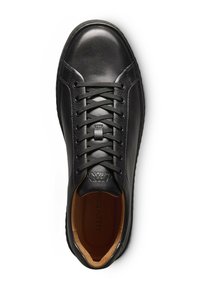 Baskets en cuir noir avec œillets en métal, bout rond et surface texturée. L'intérieur est doublé en daim marron. Les lacets et le détail de la languette avec logo sont visibles.