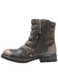 Kožené kotníkové boty v tmavě šedé barvě s mírně opotřebovaným vzhledem, s bočním zipem a nařaseným designem na svršku. Plochá podrážka.