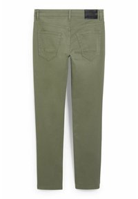 Olivgrön, slim-fit byxor med en mjuk textur, utrustade med två bakfickor och en svart läderlapp vid midjan.