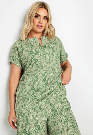 Blouse verte à motif paisley avec un col en V et des manches courtes, fabriquée dans un tissu léger, dotée d'une coupe décontractée.