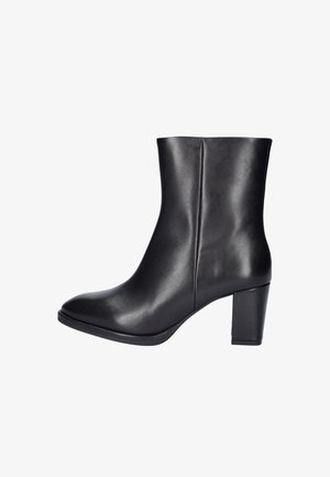 Schwarze Leder-Ankle-Boots mit quadratischer Zehenform und klobigem, mittelhohem Absatz, mit glatter Oberfläche und Seitennahtdetails, seitlich betrachtet.
