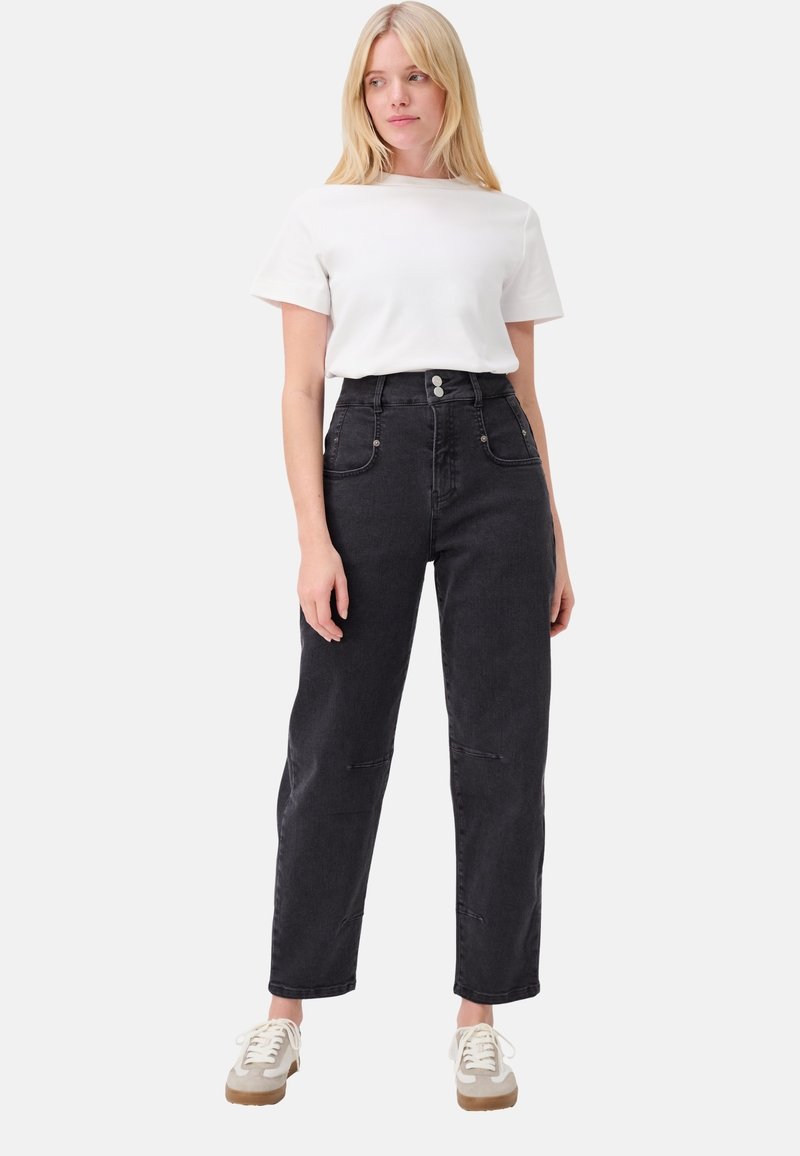 Jeans neri a vita alta con una vestibilità rilassata, dotati di due tasche frontali, chiusura con bottone e cuciture visibili sulle gambe.