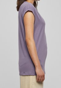 Urban Classics T-shirt - bas - purple