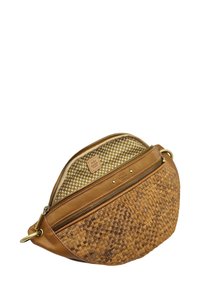 Sac à main en cuir avec une texture tissée dans des tons de marron. Présente une fermeture éclair dorée et une doublure intérieure à motif floral. Design en forme d'ovale.