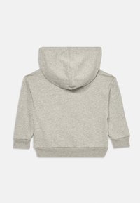 Felpa grigia con cappuccio e maniche lunghe, realizzata in tessuto morbido e elasticizzato. Caratterizzata da un retro senza cuciture e polsini e orlo a coste.