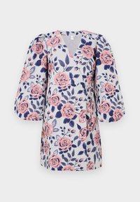 Φλοράλ φόρεμα με φόντο σε ανοιχτό γκρι χρώμα, ροζ τριαντάφυλλα, σκούρα μπλε φύλλα και τρεις τέταρτα φουσκωτά μανίκια. Δένεται στη μέση.