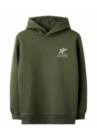 Sweat à capuche vert olive en tissu doux, avec un cordon de serrage et un logo sur le devant représentant une étoile et le texte "VISIONARY COLLECTIVE".