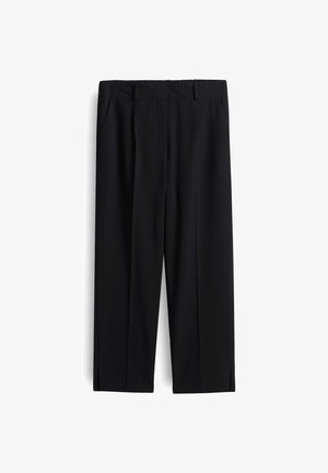 Pantalons cropped noirs en tissu lisse, avec un devant plat, des poches latérales et des plis cousus pour un look ajusté.