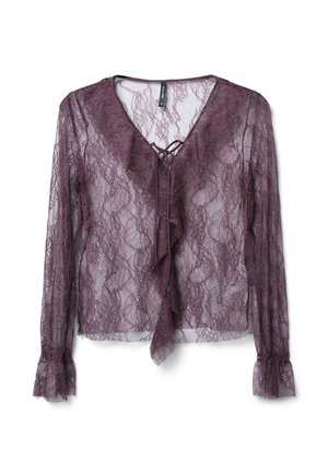 Blusa in pizzo color viola profondo, con maniche lunghe, scollatura smerlata e chiusura frontale con fiocco e dettaglio arricciato. Finitura strutturata.