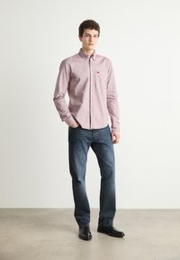 HUGO EVITO - Vapaa-ajan kauluspaita - dark pink