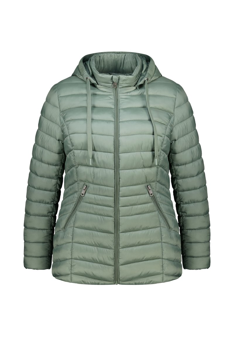 Veste verte rembourrée avec capuche, présentant un design matelassé vertical, une fermeture éclair à l'avant et deux poches latérales zippées pour un rangement sécurisé.