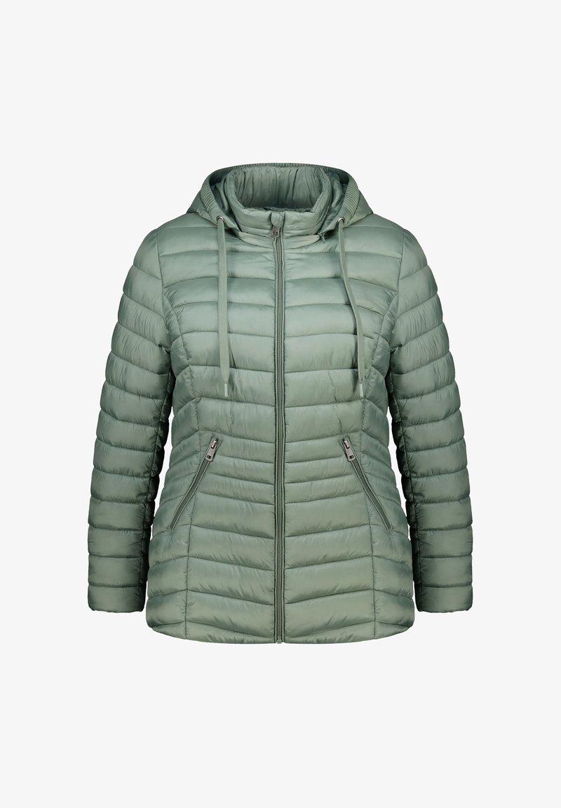 Veste verte rembourrée avec capuche, présentant un design matelassé vertical, une fermeture éclair à l'avant et deux poches latérales zippées pour un rangement sécurisé.