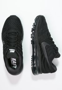 Sneaker Nike Air Max 2017 neri con una tomaia testurizzata, design con lacci e suola trasparente con ammortizzazione ad aria. Logo sulla linguetta e sul lato.