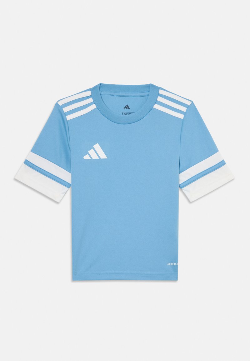 Gaiši zils sporta t-krekls ar baltām akcentiem, kas iezīmē trīs baltas svītras uz piedurknēm un logotipu priekšpusē. Izgatavots no mīksta auduma.