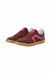 Šněrovací sneakers z semišové kůže v burgundské barvě s růžovými akcenty, nízký profil, kulatá špička a gumová podrážka pro lepší trakci.