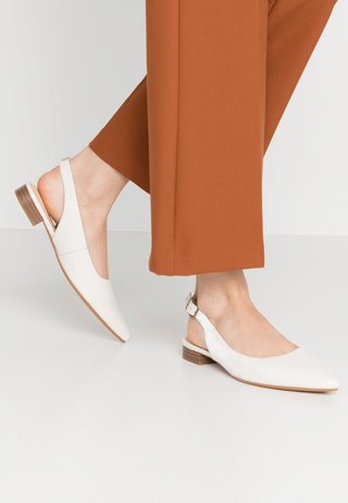 chaussures ouvertes derrière fermées devant