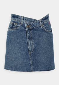 Gonna mini in denim di un blu medio, con vita alta, chiusura frontale a bottoni e un leggero effetto sfumato sul tessuto.