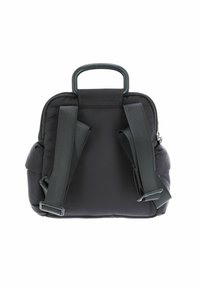 Sac à dos noir matelassé avec des bretelles réglables et une poignée en plastique robuste sur le dessus, présenté de dos sur un fond blanc.