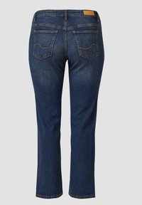 Jean bleu foncé avec une coupe droite, deux poches arrière avec des coutures courbes, et une pièce en cuir sur la ceinture.