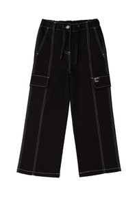 Czarne spodnie cargo o szerokich nogawkach z białymi przeszyciami kontrastowymi, dwoma bocznymi kieszeniami oraz naszywką z logo na lewej kieszeni. Pas ze sznurkiem.