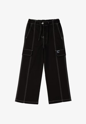 Pantaloni cargo neri a gamba larga con cuciture bianche a contrasto, due tasche laterali e una patch con logo sulla tasca sinistra. Vita con cordoncino.