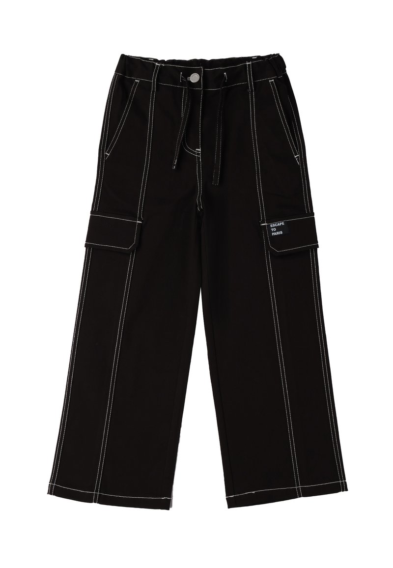 Czarne spodnie cargo o szerokich nogawkach z białymi przeszyciami kontrastowymi, dwoma bocznymi kieszeniami oraz naszywką z logo na lewej kieszeni. Pas ze sznurkiem.