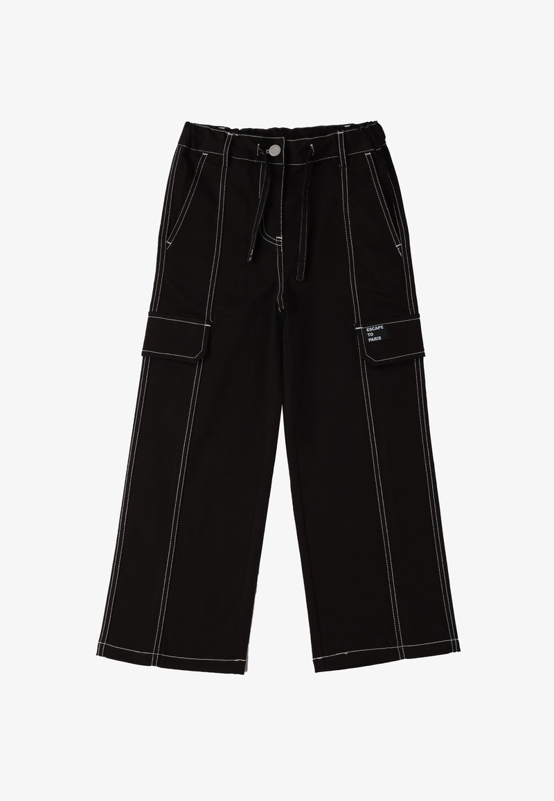 Czarne spodnie cargo o szerokich nogawkach z białymi przeszyciami kontrastowymi, dwoma bocznymi kieszeniami oraz naszywką z logo na lewej kieszeni. Pas ze sznurkiem.